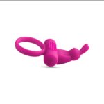 anello fallico vibrante in silicone elastico fucsia con stimolatore clitorideo a orecchie di coniglio per coppia Funny Rabbit Aura vista prospettica sul letto